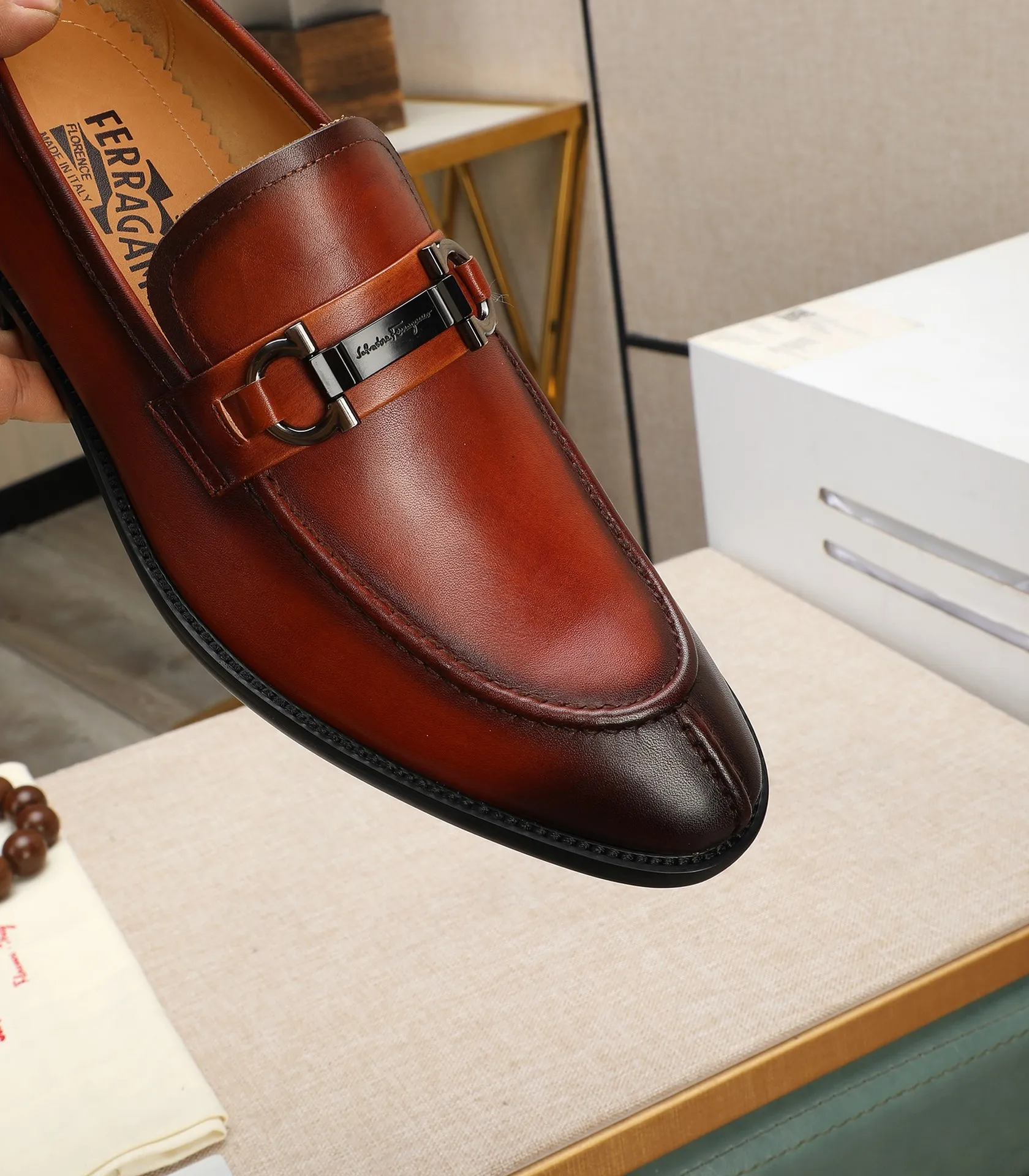 Men's shoes 💰540📛📛(water-dyed cowhide) Salvatore Ferragamo high-end (Salvatore Ferragamo) is the world's top luxury footwear brand. It comes from the fashion kingdom of Italy and is famous all over the world for its traditional handmade design and novel styles...🚶🏻🚶🏻New suit shoes are available simultaneously at the counter. This model is purely handmade. The fabric is imported from Italy's original first-layer cowhide. Soft water-dyed cowhide lining. Original authentic outsole🌀🌀Size: 38➖44 (45 customized)